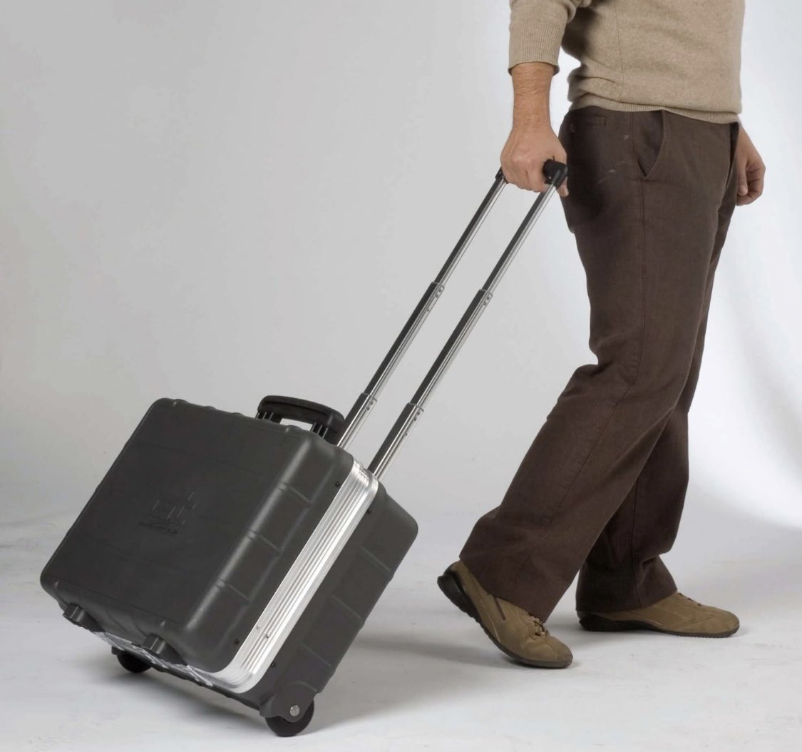 JaumeNorberto's tweet image. M’acaben de robar del cotxe,  la maleta amb totes les eines. 😡😞
Gent de Vic si veieu algú amb un maletí com aquesta.
15 anys de comprar eines específiques, una puta fortuna.
No en fotran tes, però a mi m’han arruinat.