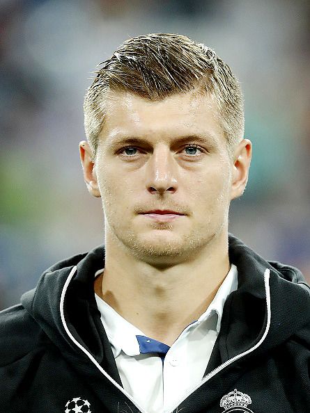 5 Champions, 6 Mundiais, 3 Bundesliga, 3 LaLiga e 1 Copa do Mundo.

Titular no Real, titular no Bayern, titular da Alemanha... E ainda tem quem ache, até hoje, que esse cara "só toca pro lado."

Presença obrigatória na lista dos melhores meias do Século: Toni Kroos.