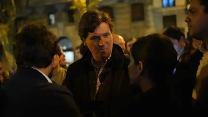 GuillermoRocaf1's tweet photo. Hoy que @TuckerCarlson está en #FERRAZ ni @sanchezcastejon, ni @franmartagui ni #Marlaska TIENEN HUEVOS en #GASEAR a la gente que se manifiestan junto a la sede del @PSOE.
No habrá cargas policiales ni lanzamientos de pelotas de goma
La @policia NO lleva ni Casco y hasta sonríen https://t.co/6av9YQuuof
