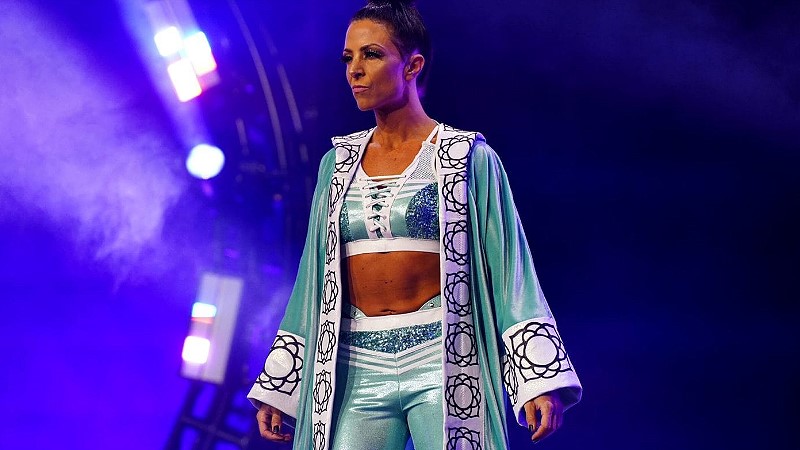 Serena Deeb est désormais régulièrement présente en backstage des shows Collision de AEW, son retour pourrait avoir lieu dans un futur proche.