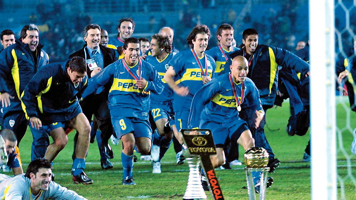 mauriciomacri's tweet photo. Es un honor para mí poder contarles que voy a acompañar a Andrés Ibarra como candidato a vicepresidente de Boca. Un vínculo de por vida me une al club. Hoy no puedo abandonarlo frente a la arbitrariedad, el autoritarismo y la prepotencia que vemos. Por allí no tenemos futuro. En cambio, sé que con un esquema de trabajo transparente, ordenado y respetuoso, podemos volver a estar entre los primeros cinco clubes del mundo, lugar que supimos tener y que nunca deberíamos haber dejado.
La realidad es que la Bombonera nos ha quedado chica. Si queremos estar entre los primeros cinco del mundo necesitamos un estadio a la altura. A esto lo llamamos la Bombonera Siglo XXI, la solución para los miles de socios que no pueden ir hoy a la cancha. Vamos a construir el estadio más grande de Sudamérica, con lugar para 105 mil personas y la mitad destinada a populares. En La Boca y en Boca, es el único proyecto que no requiere comprar tierras o propiedades.
En nuestra época dorada, cuando tuve el honor de ser presidente, ganamos 16 títulos en 12 años, incluidas 4 Libertadores y 2 Intercontinentales. Le ganamos a dos gigantes de Europa, al Real Madrid y al Milán. Sé que podemos volver a estar en ese lugar y que tenemos el equipo para hacerlo.
Vamos con toda la pasión y todo el corazón que Boca se merece. Boca por encima de todo y de todos, ninguna persona es más importante que el club.
