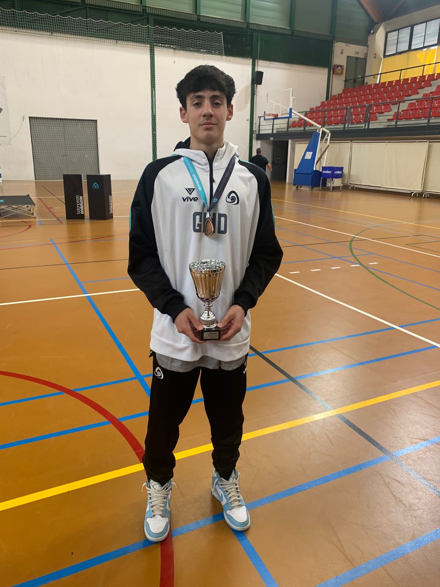 #TuSuperCanteraCBLZ 

Nuestro cadete Gonzalo López ha logrado junto a la selección granadina una meritoria medalla de bronce este fin de semana en el #A8CM2023 disputado en Lucena y Cabra.

¡Enhorabuena Gon! ¡A seguir trabajando día a día!