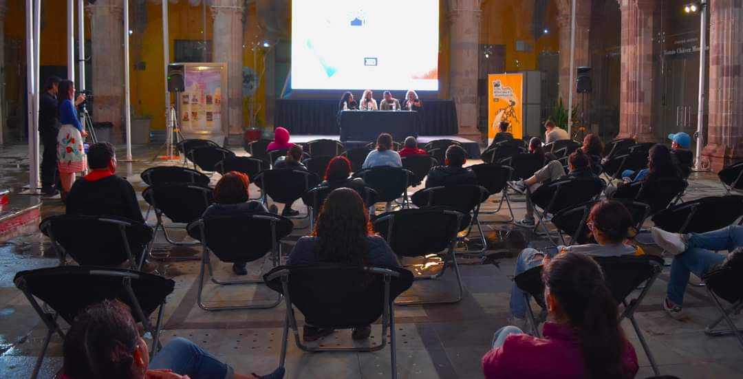 CulturaUG's tweet photo. El Festival Internacional de Cine sobre Migración por primera vez en Guanajuato, se proyecto el documental “Home is Somewhere Else”.Al finalizar se llevo a cabo el Conversatorio. Teniendo como tema la migración @OIM_Mexico
#GUCE12 @cineclubug
#CulturaUG @UdeGuanajuato https://t.co/MWmehbXD24
