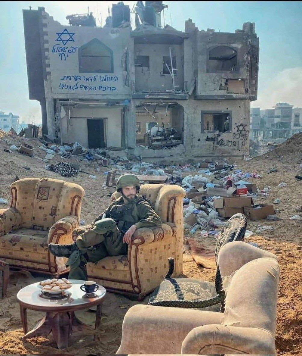 FaysalSaryldz's tweet photo. İki kare arasında (iki barbarlık arasında) bir fark görüyormusunuz!?…

1. Kare Cizre’den (Türk askeri)
2. Kare Gazze’den (İsrail askeri) https://t.co/HjS84JFtEy