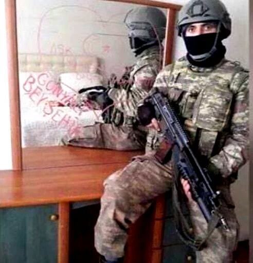 FaysalSaryldz's tweet photo. İki kare arasında (iki barbarlık arasında) bir fark görüyormusunuz!?…

1. Kare Cizre’den (Türk askeri)
2. Kare Gazze’den (İsrail askeri) https://t.co/HjS84JFtEy