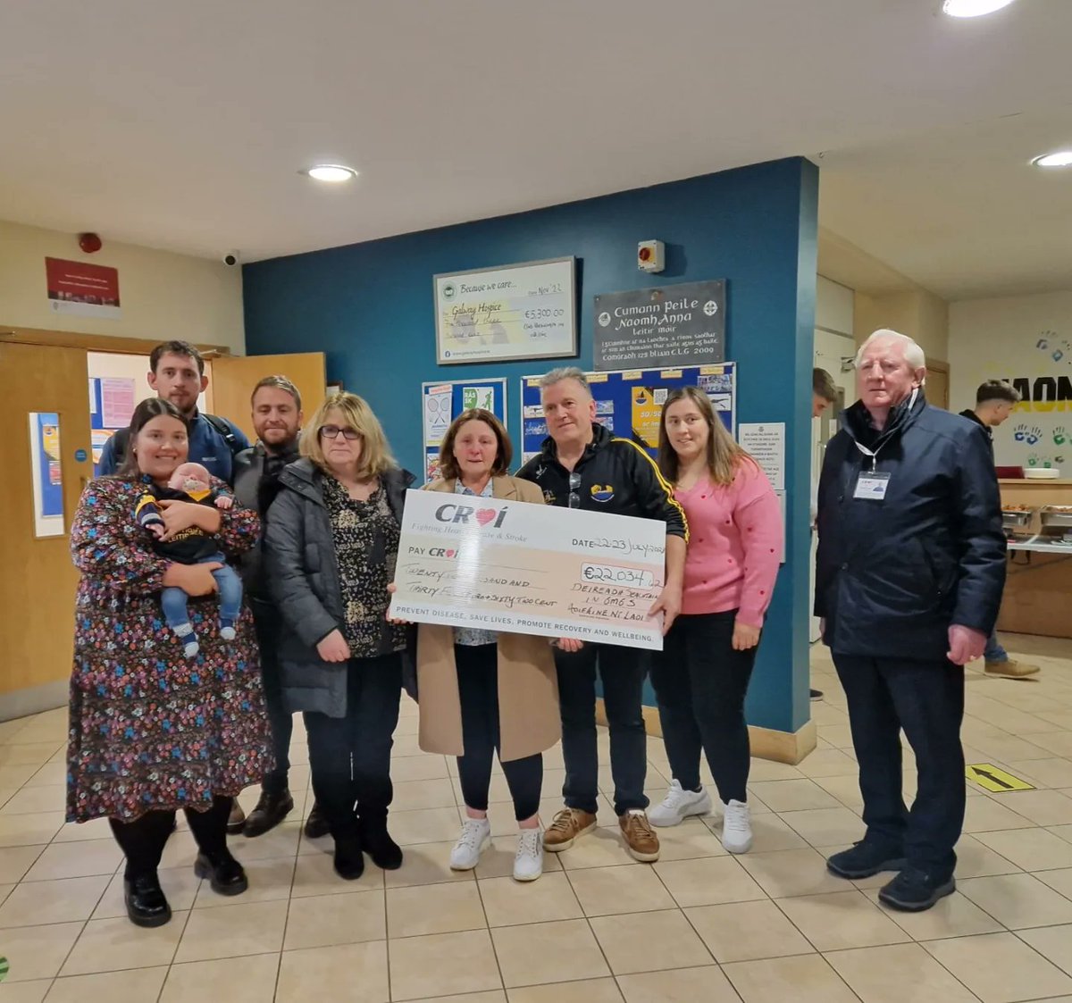 Tar éis an feachtas bailiúchán airgid Seachtar-an-taobh &amp; Siúlóid Cuimhneacháin in ómós Aofáine Ní Laoi, bronnadh seic €22,034 ar an eagraíocht CROÍ sa Spórtlann. Buíochas mór le Clann Uí Laoi, Annabel, Megan &amp; le chuile dhuine a d'eagraigh an deireadh seachtaine.