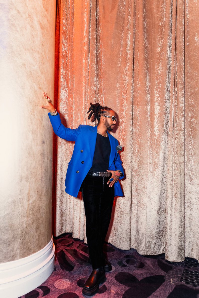 Omarion's tweet photo. Giving flowers 💐 to @michellelefleur this past weekend at the @femmeitforward gala. We salute you Queen. 👑 https://t.co/auxDXsMbv9