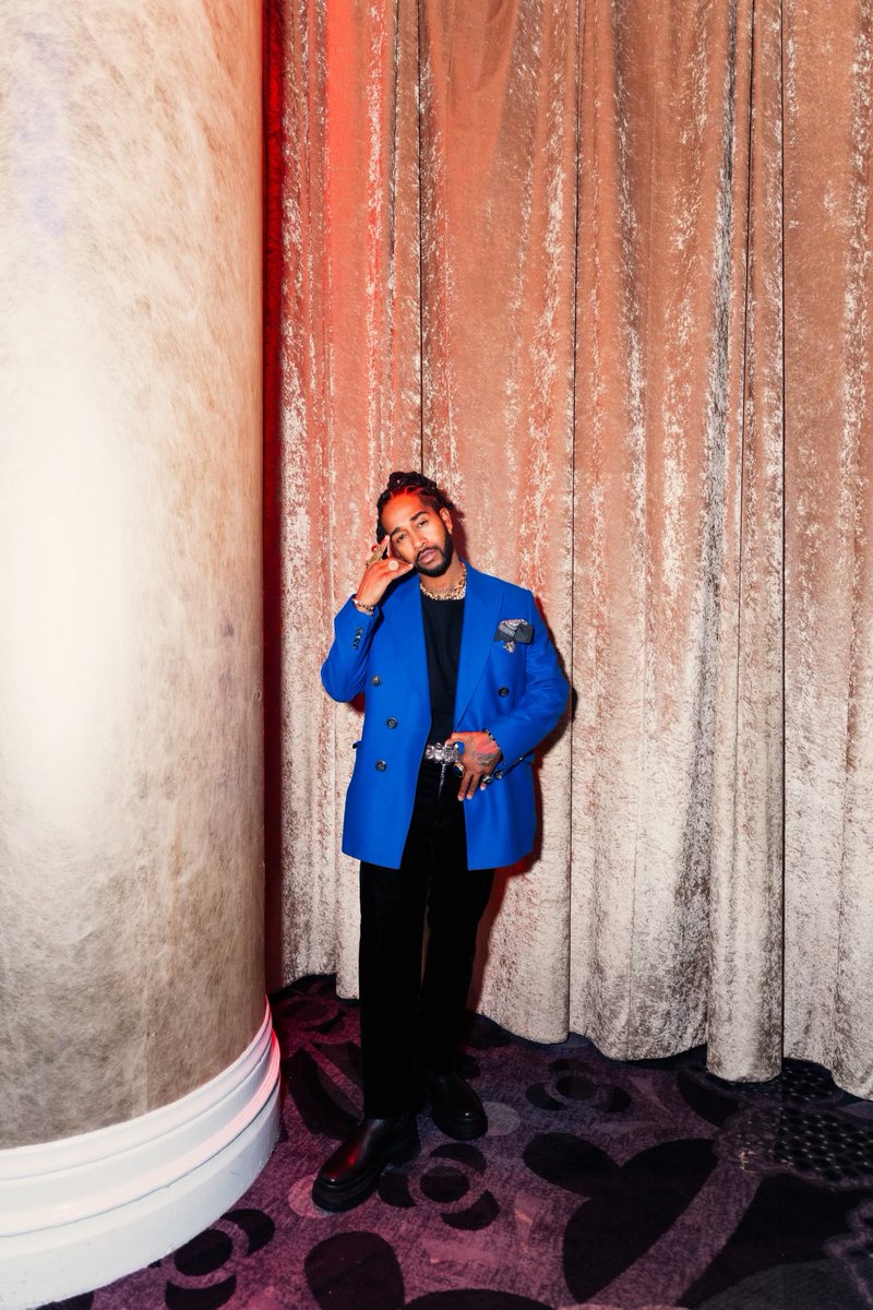 Omarion's tweet photo. Giving flowers 💐 to @michellelefleur this past weekend at the @femmeitforward gala. We salute you Queen. 👑 https://t.co/auxDXsMbv9