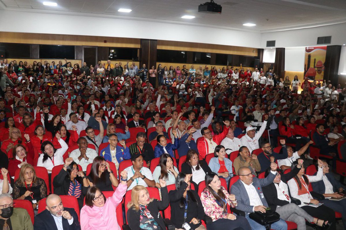 El ministro <a href="/TellecheaRuiz/">Rafael Tellechea</a> aprovechó el encuentro para recordar: "PDVSA es la industria más poderosa del país, salgamos todos en defensa de ella. La única manera de alcanzar los objetivos es que ustedes nos ayuden a fortalecer los nuevos esquemas, por Venezuela y nuestros hijos”.
