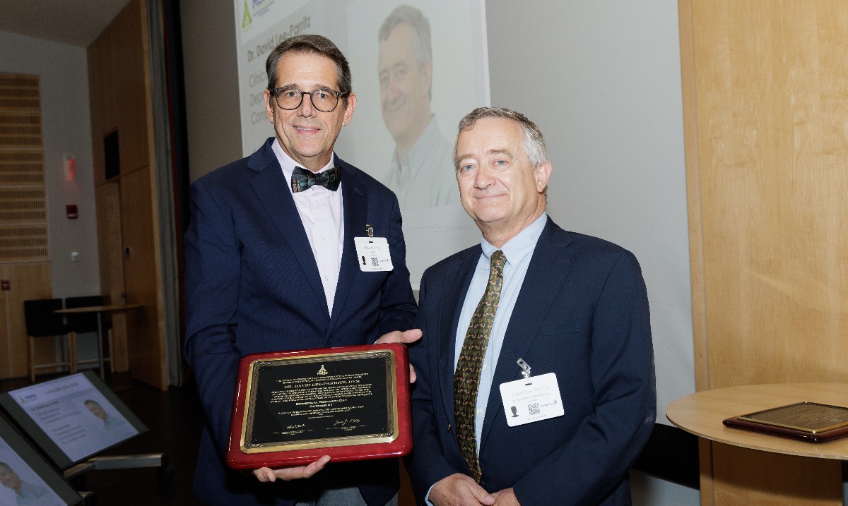Dr. David Lee-Parritz, V83, a laboratory animal medicine veterinarian and educator with more than 30 years of experience in the field, received the 2023 Educator Award from @MSMRorg. Read more: vet.tufts.edu/news-events/ne… [📸: David Fox Photography]