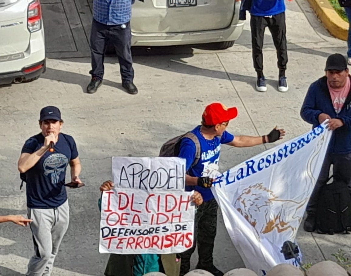 URGENTE 🚨

Se registra manifestación contra nuestra organización miembro en #Perú, <a href="/Aprodeh/">Asociación Pro Derechos Humanos - APRODEH</a>.

En represalia tras denuncias de nuestra Sec. Gral, Gloria Cano, el pasado viernes en la <a href="/CIDH/">CIDH - IACHR</a> por los golpes del actual gobierno 🇵🇪 contra la democracia peruana.

La #FIDH se solidariza