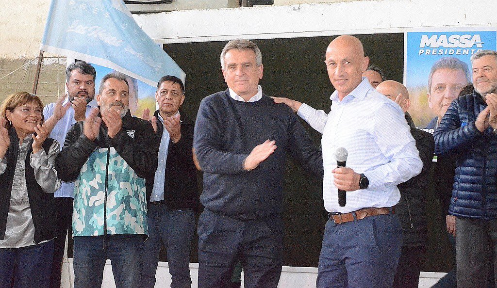 CotilloFernando's tweet photo. rnada con @rossiagustinok en nuestra ciudad. Agradecido por visitar nuestra región del Golfo San Jorge. 
#VieneLaArgentina que estábamos esperando, con Diálogo, Consenso y el Compromiso Comunitario de cuidar el Futuro de la Patria. Este domingo 19/11, @SergioMassa Presidente. https://t.co/QhjUes8Yh0