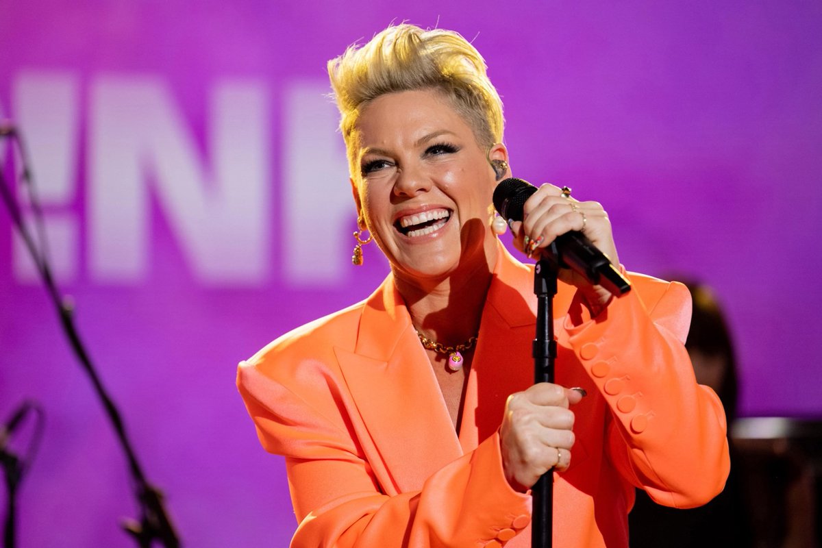 RollingStone's tweet photo. Pink will be handing out banned books at her shows in Florida. 

More: https://t.co/gNXNAeG0Wm https://t.co/dPOybL8fvJ