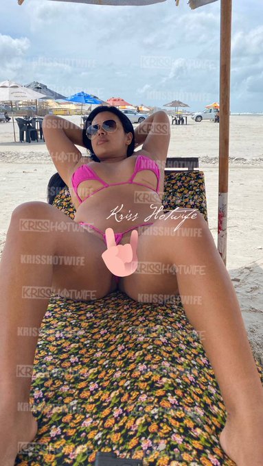 Essa foi a vista dos gar&ccedil;ons, afastei o biqu&iacute;ni pro ladinho e deixei minha bucetinha livre 🤤 Amo fazer