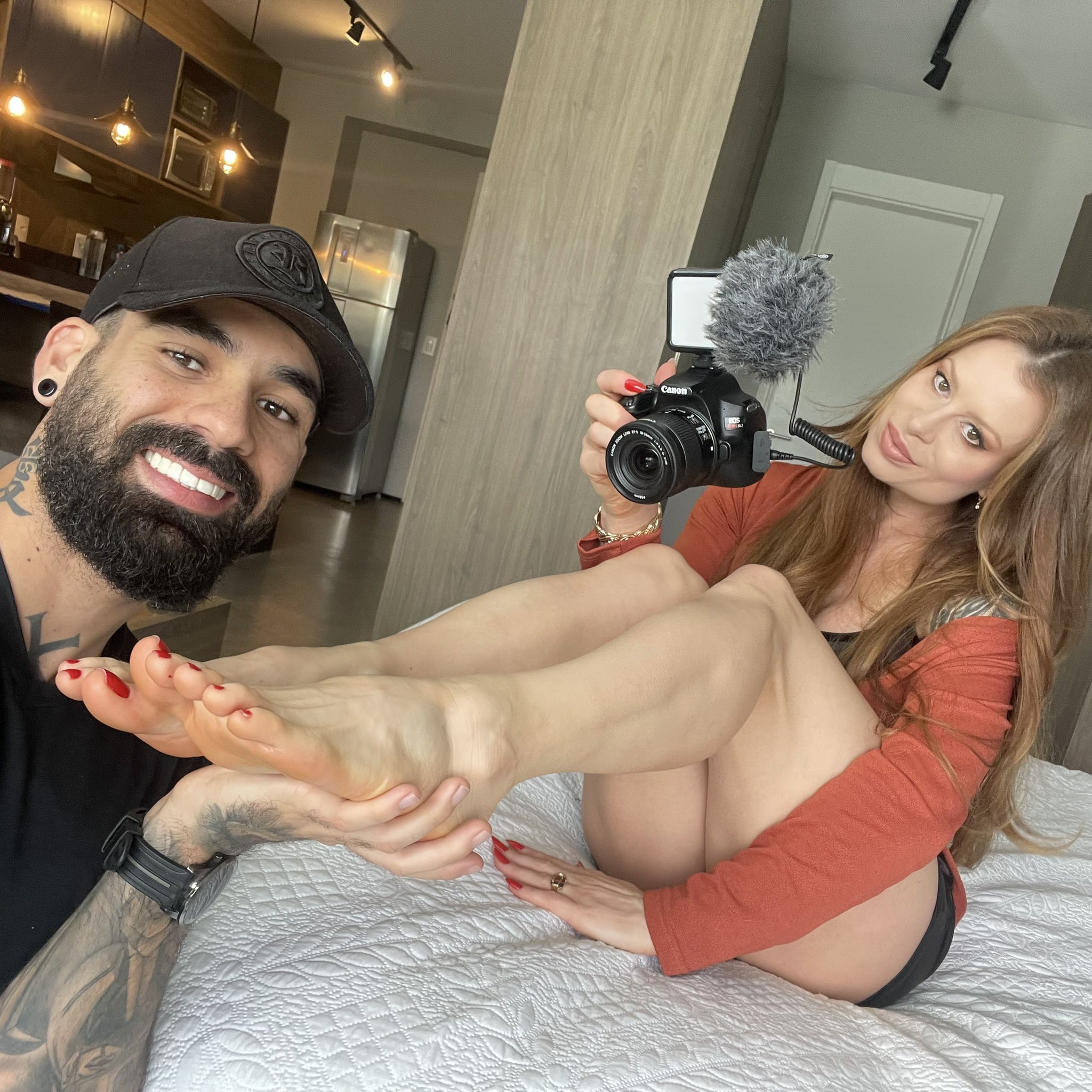 Para começar bem a semana com a fotinha do dia da nossa gravação 🎥👣😋 @tatiwegintimate https://t.co/MJFy98RvO8
