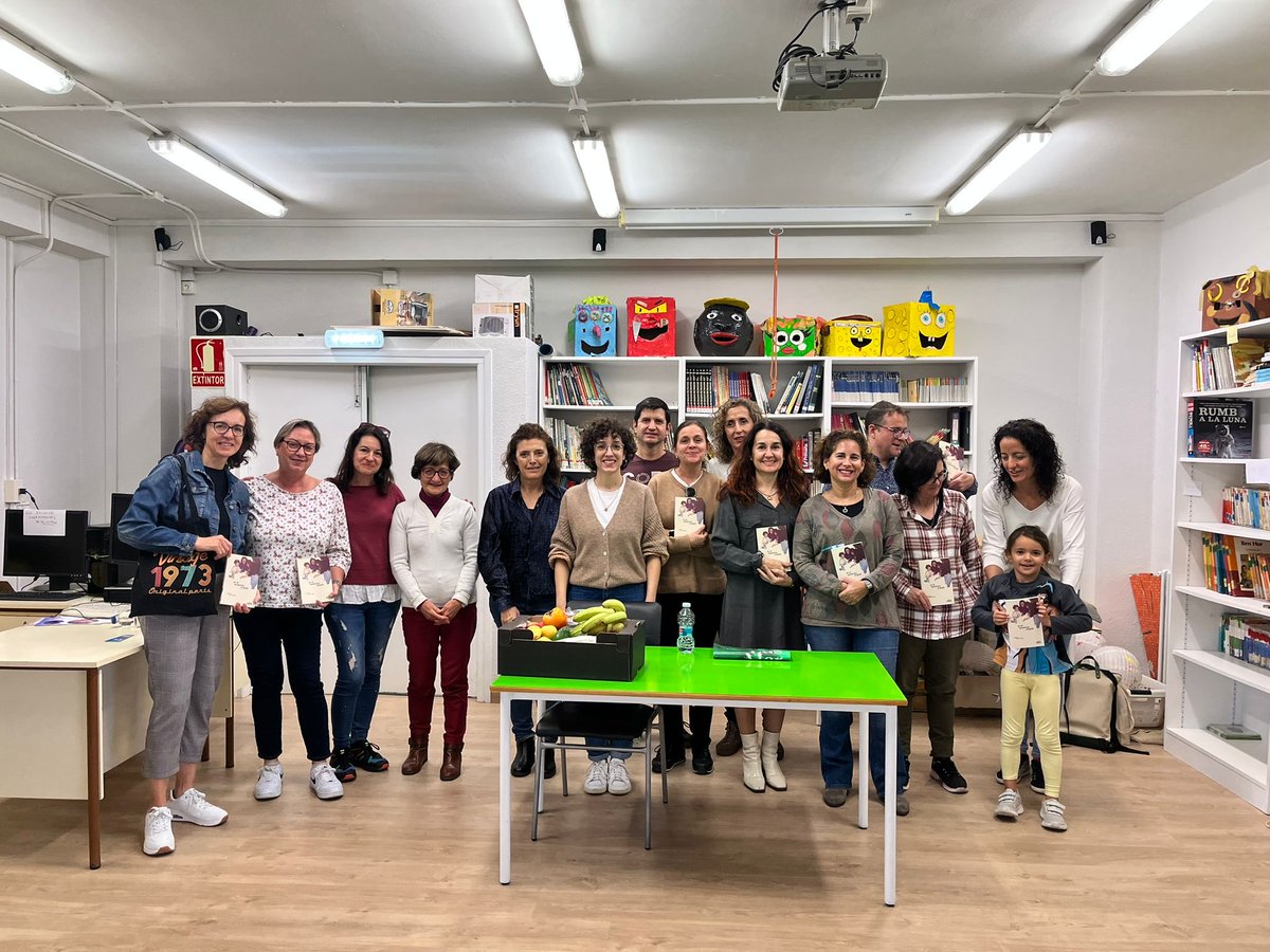 CeipHispanidad's tweet photo. Hoy ha venido a presentar su obra “Se te oscurece el pelo” la autora María José Hasta.
Ha sido todo un placer compartir con ella este ratito tan agradable.
Gracias de nuevo por haber participado en nuestro club de lectura “Leer Juntos”. ⁦@InnovaEducAr⁩ https://t.co/QCLlmdNWdx