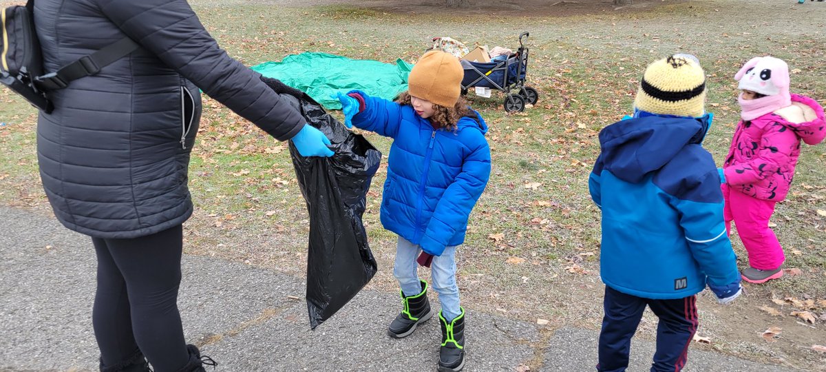 KindertownJS1's tweet photo. We cleaned the school yard for World Kindness Day #lukocsb https://t.co/uQPIsFq4cP