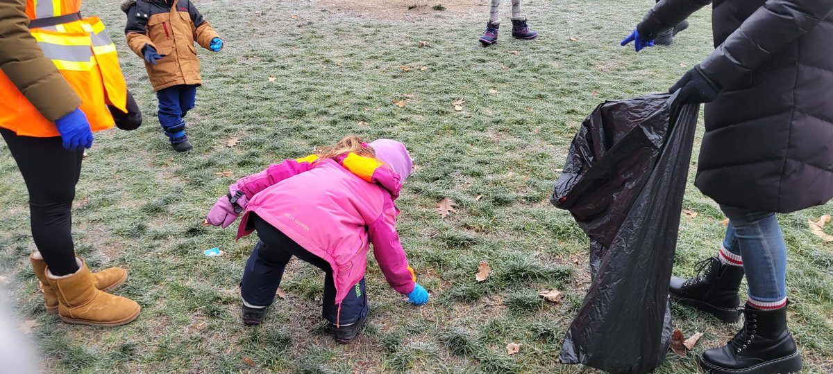 KindertownJS1's tweet photo. We cleaned the school yard for World Kindness Day #lukocsb https://t.co/uQPIsFq4cP
