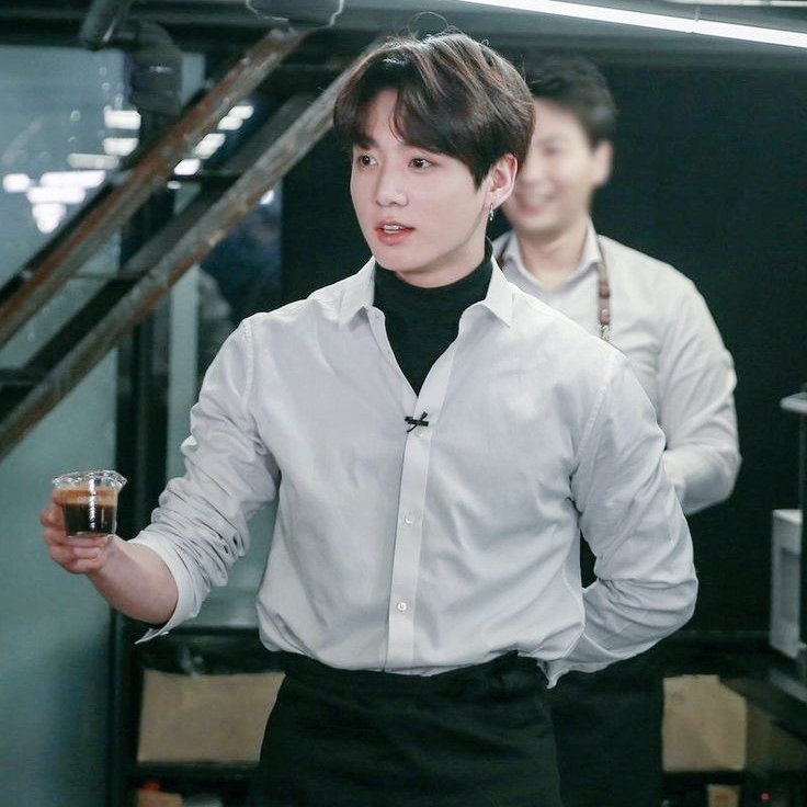 koominliet's tweet photo. #jikookau 🎄 | | Café de Natal.

Onde Jimin vai vender seus biscoitos natalinos em uma cafeteria e acaba se encantando pelo garçom fofo de lá. https://t.co/0G4q3sGcuP