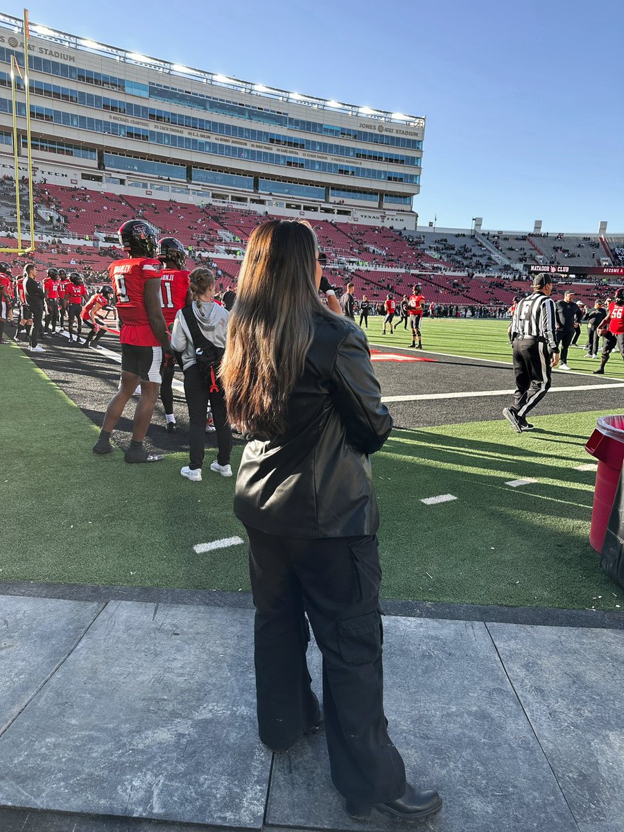 lysquez's tweet photo. Lost game day flicks 🏈🐸💜 https://t.co/JZf3lDk86N