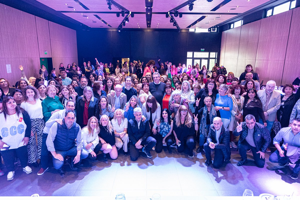 Junto a 300 mujeres de sectores sociales, culturales, deportivos, productivos, gremiales y políticos demostramos apoyo a <a href="/RossiAgustinOk/">Agustín Rossi</a> acompañando a <a href="/SergioMassa/">Sergio Massa</a>

El futuro vicepresidente de la Nación anticipó medidas concretas para trabajar por la igualdad de género y salarial