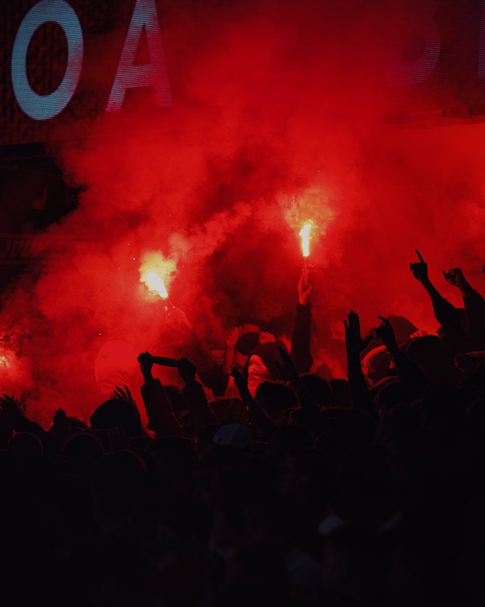 SL Benfica x Sporting (2-1) 

Tivemos um Inferno da Luz com grande show de pyro não só no Topo Sul, como na Curva Norte. Na nossa casa mandamos nós e os 3 pontos ficaram cá. 👊🏼 Juntos!

Destaque também para o adepto que elevou uma bandeira no piso 3. Against Modern Football 👏🏽