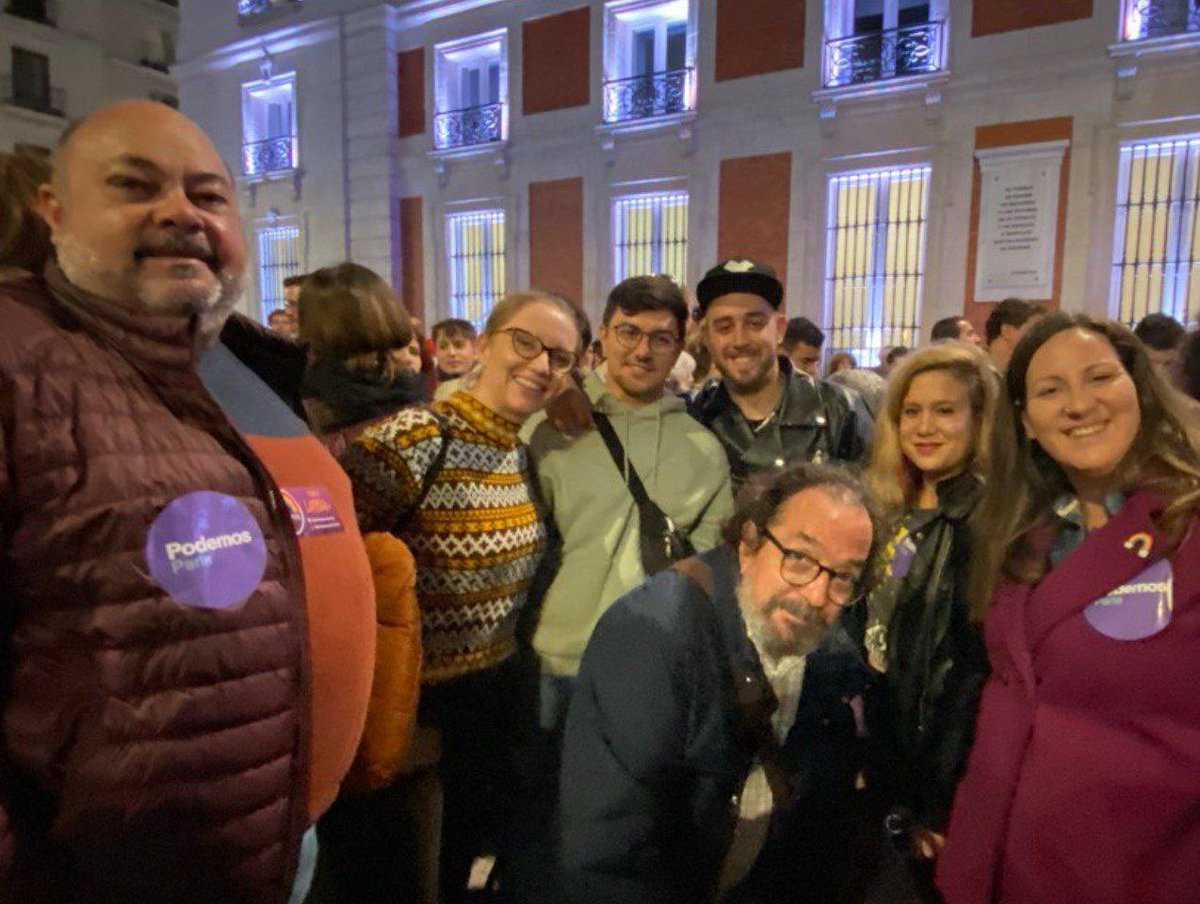 PodemosJovenCM's tweet photo. Hemos venido a la Puerta del Sol a decirle a Ayuso que los derechos trans y LGTBI no se borran 🏳️‍🌈🏳️‍⚧️ No permitiremos que ataque al colectivo LGTBI y recorte nuestros derechos https://t.co/erLwWNk2yx