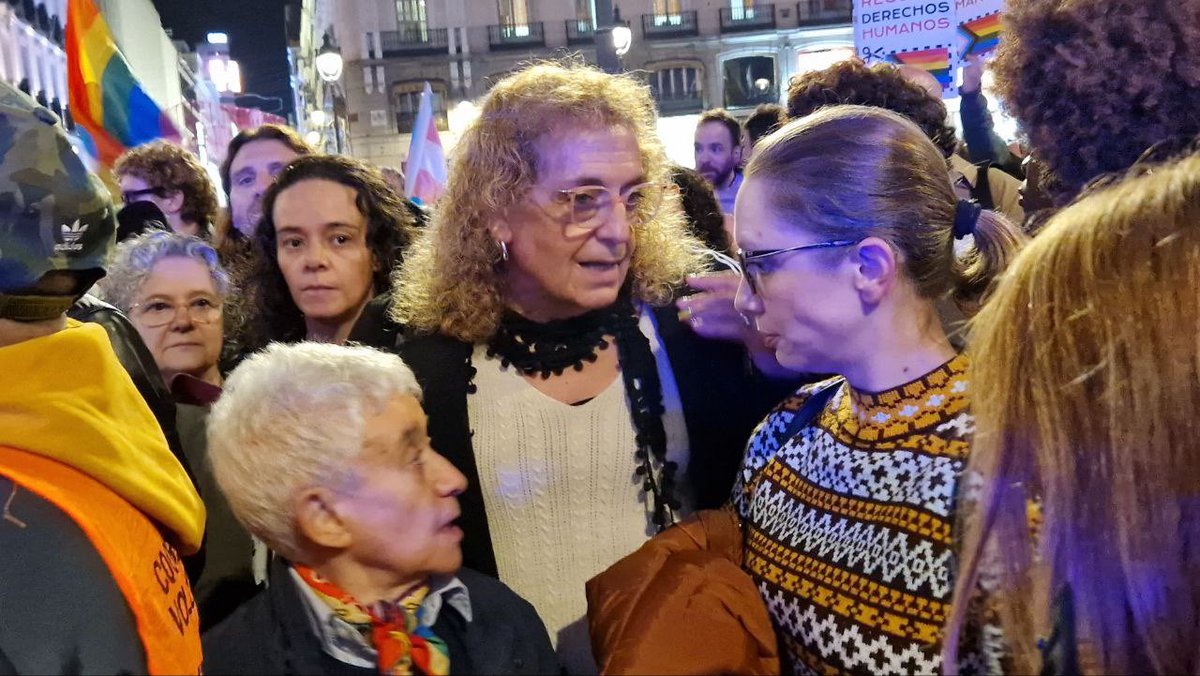 PodemosJovenCM's tweet photo. Hemos venido a la Puerta del Sol a decirle a Ayuso que los derechos trans y LGTBI no se borran 🏳️‍🌈🏳️‍⚧️ No permitiremos que ataque al colectivo LGTBI y recorte nuestros derechos https://t.co/erLwWNk2yx