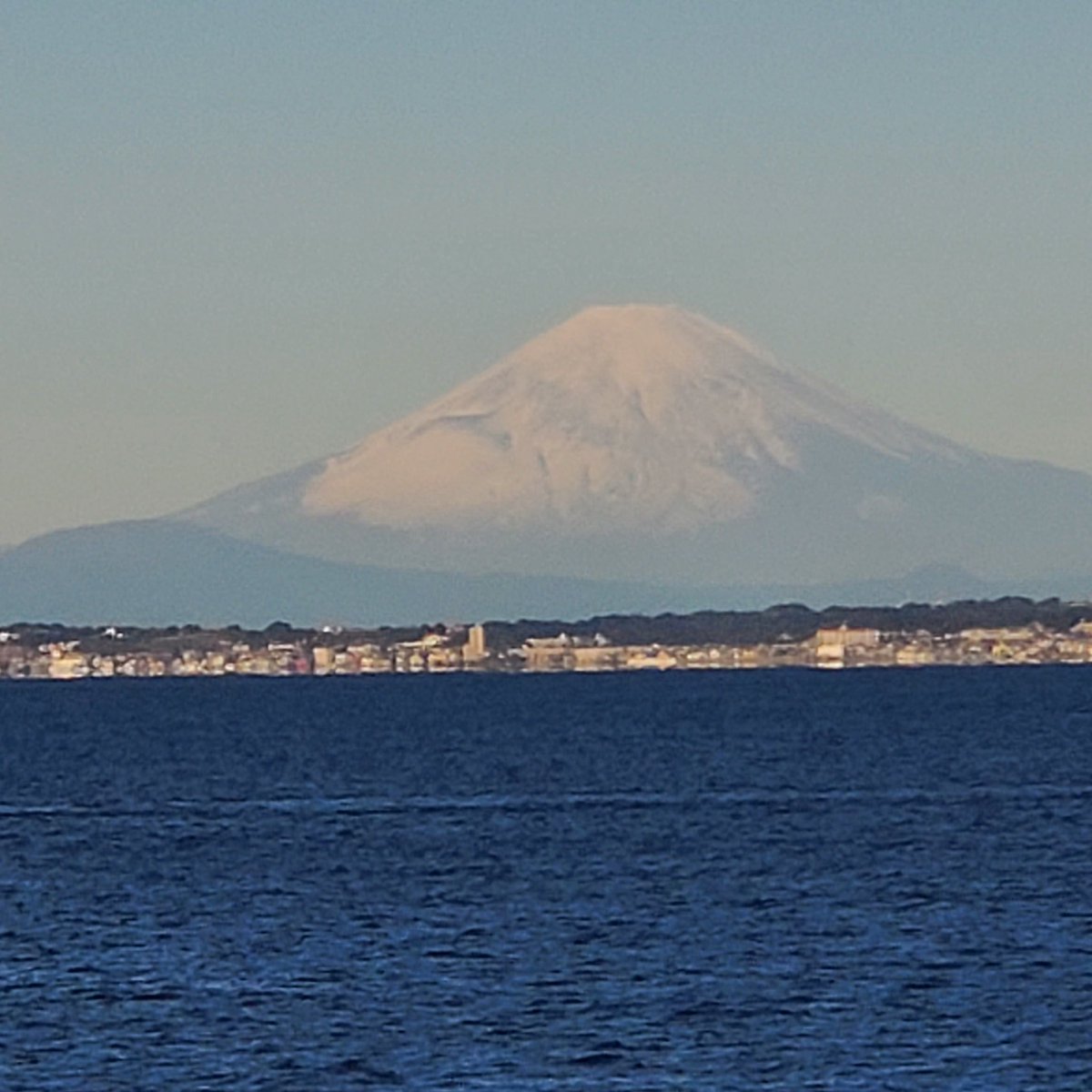 tokyowanferry's tweet photo. おはようございます☀️
空気が澄んでるから大島がはっきりと見えます。富士山もサイコーです。
#フェリーはいいぞぉ https://t.co/zri9xeJ7o5