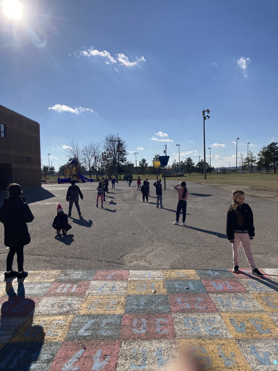 More outdoor learning today! We are continuing to learn to throw and catch small objects, including tennis balls and bean bags, during phys. Ed! 💪💚🌳🍁