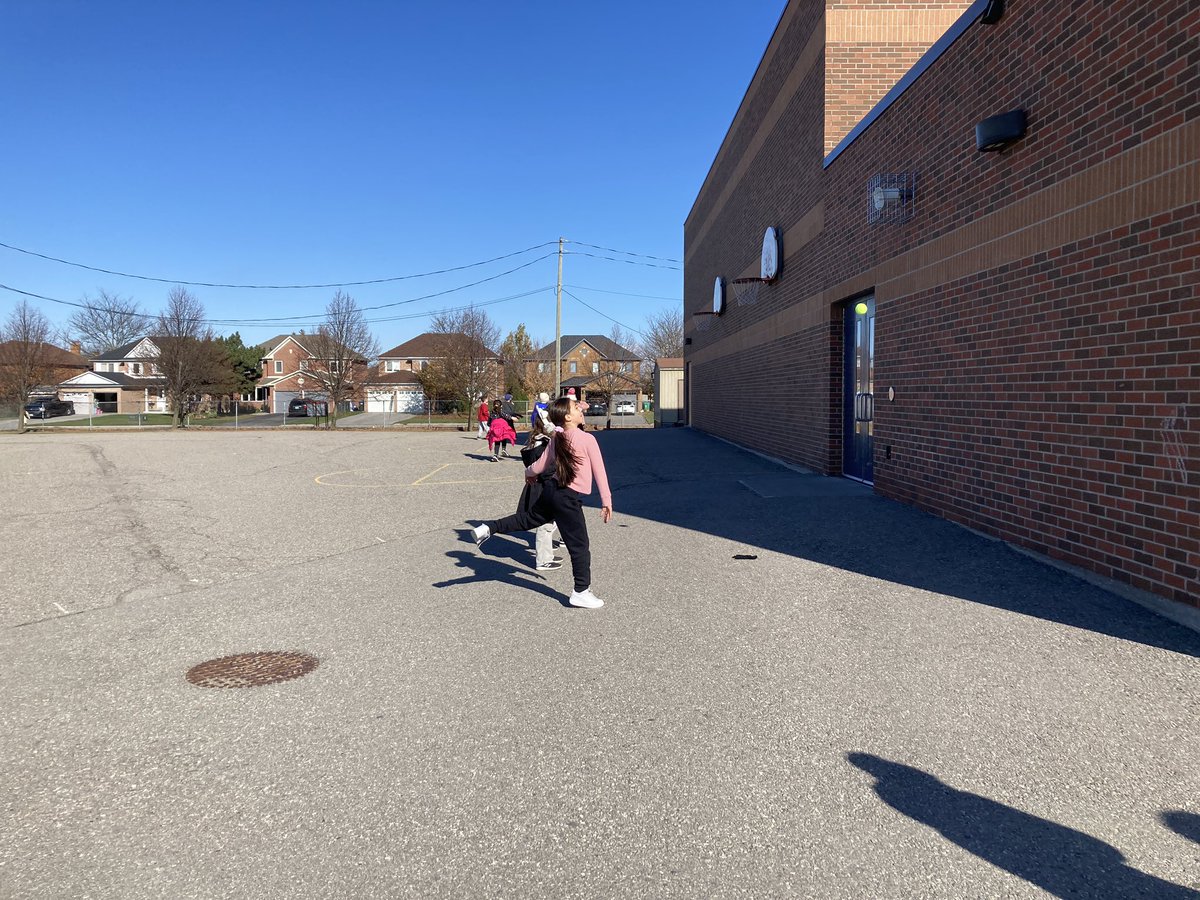 MrsMonardo's tweet photo. More outdoor learning today! We are continuing to learn to throw and catch small objects, including tennis balls and bean bags, during phys. Ed! 💪💚🌳🍁 https://t.co/WfMQG4iuNl