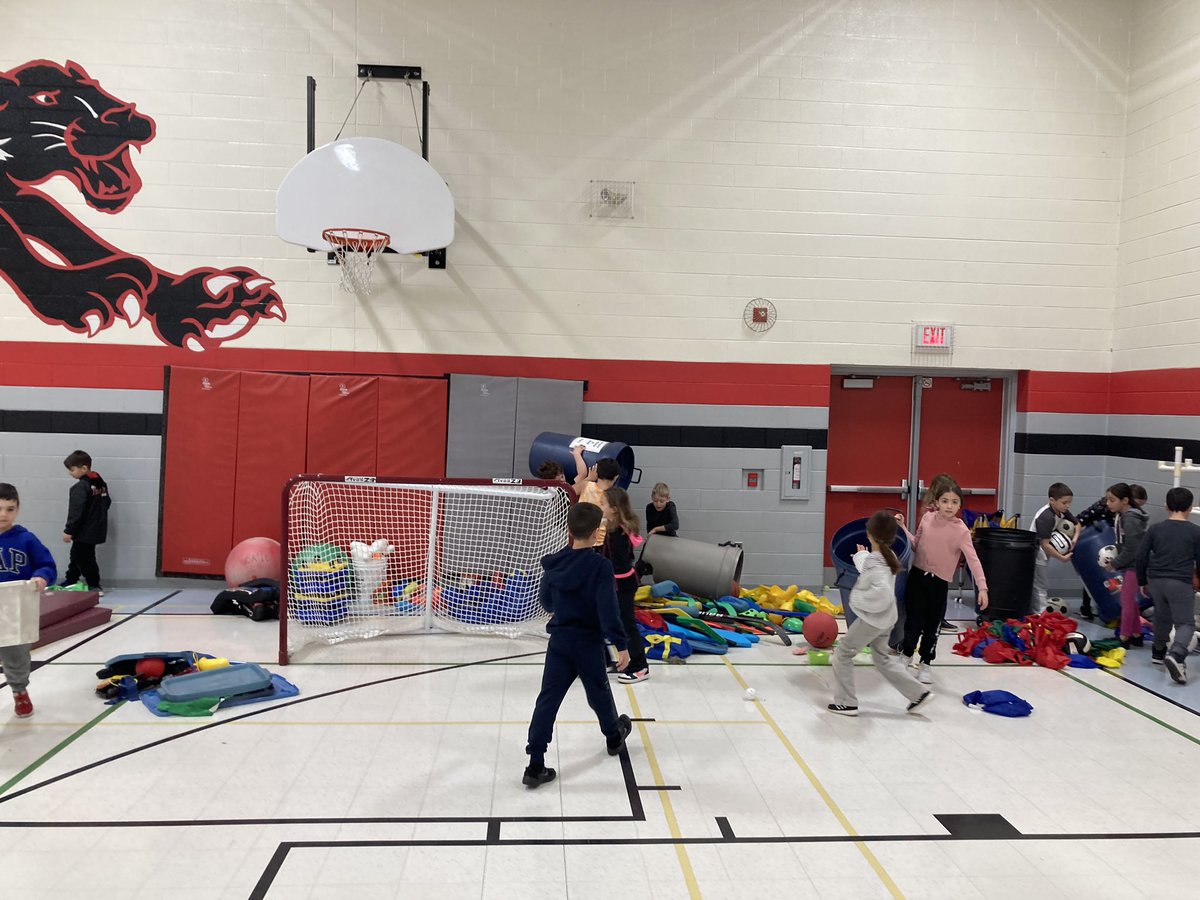 MrsMonardo's tweet photo. Today we spent some time organizing and sorting our gym storage room! Thanks grade 3s! https://t.co/oHjoRWOxyC