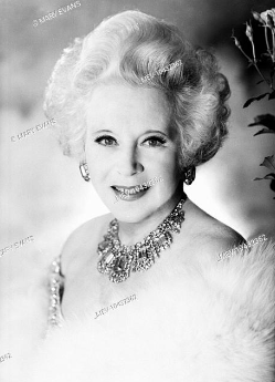 rachelwaxinglyr's tweet photo. #Speedqueens #MotorsportMythBusting: no, Barbara Cartland was not racing driver. She and some friends made a very silly video pretending to race at Brooklands in 1931, but she even claimed afterwards that she didn't care for driving. https://t.co/eGDCsE8Mcg