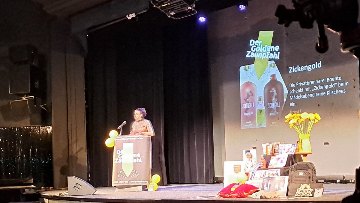 Lisi Maier verkündet den Gewinner des Goldenen Zaunpfahls:

Zickengold !