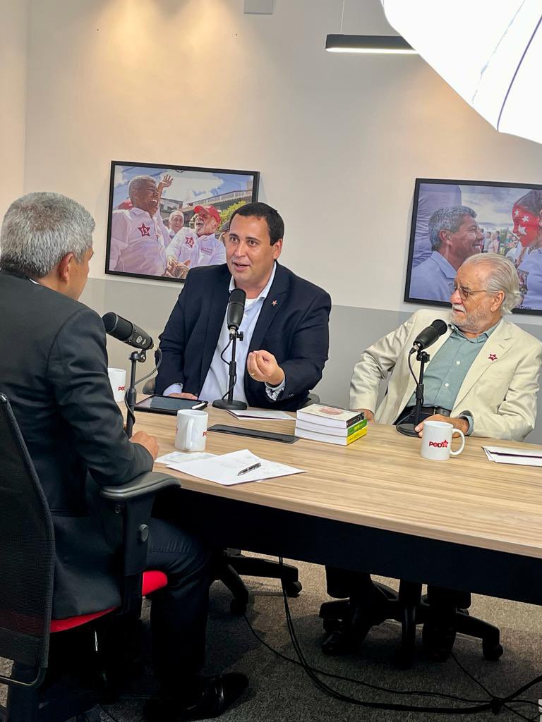 edenvaladares's tweet photo. Dia histórico para o @ptbahia!
Pela primeira vez um governador no exercício do mandato visita nossa sede.
@jeronimorodriguesba gravou o 1° episódio do #Pod13, o videocast do PT Bahia que irá ao ar amanhã, 19h, nas principais plataformas de áudio e na TV PT Bahia no YouTube. https://t.co/846DXIYqGa