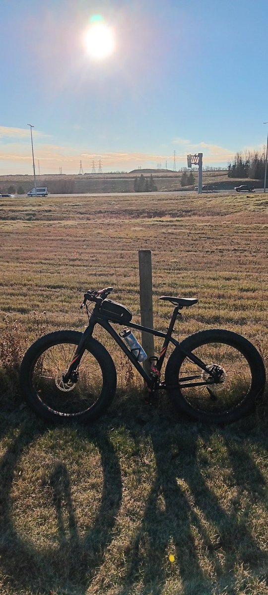 YEGBikeDad's tweet photo. Mid-November and no snow. Lovely fall day for a ride. Unfortunately, one of my favourite areas to ride will soon be developed for housing. Large swaths of decades old trees gone. #fallcycling #fatbike #yegbike https://t.co/ZAyZXI3rNI