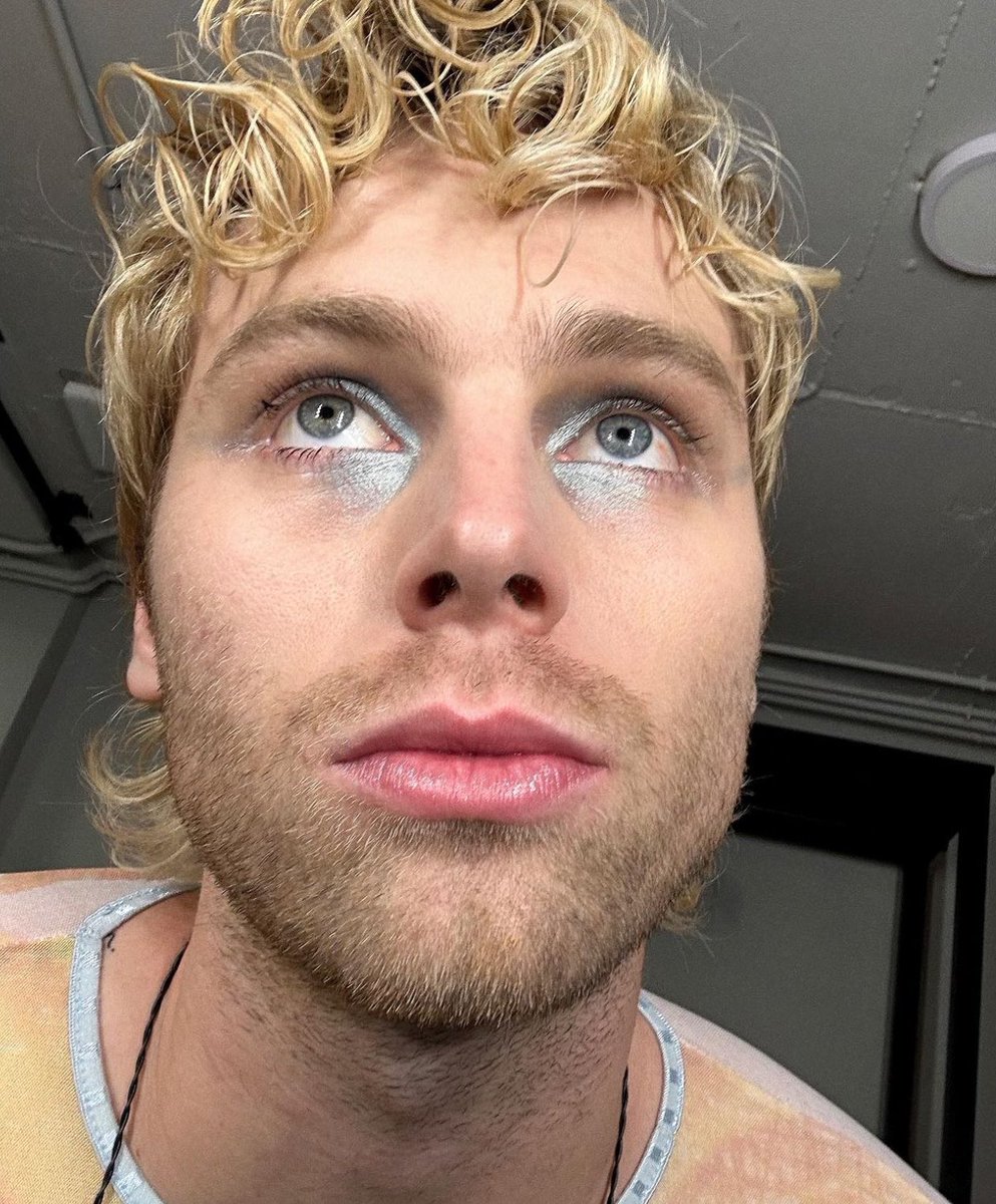 I give up trying to caption this, he's flawless and i'm crying