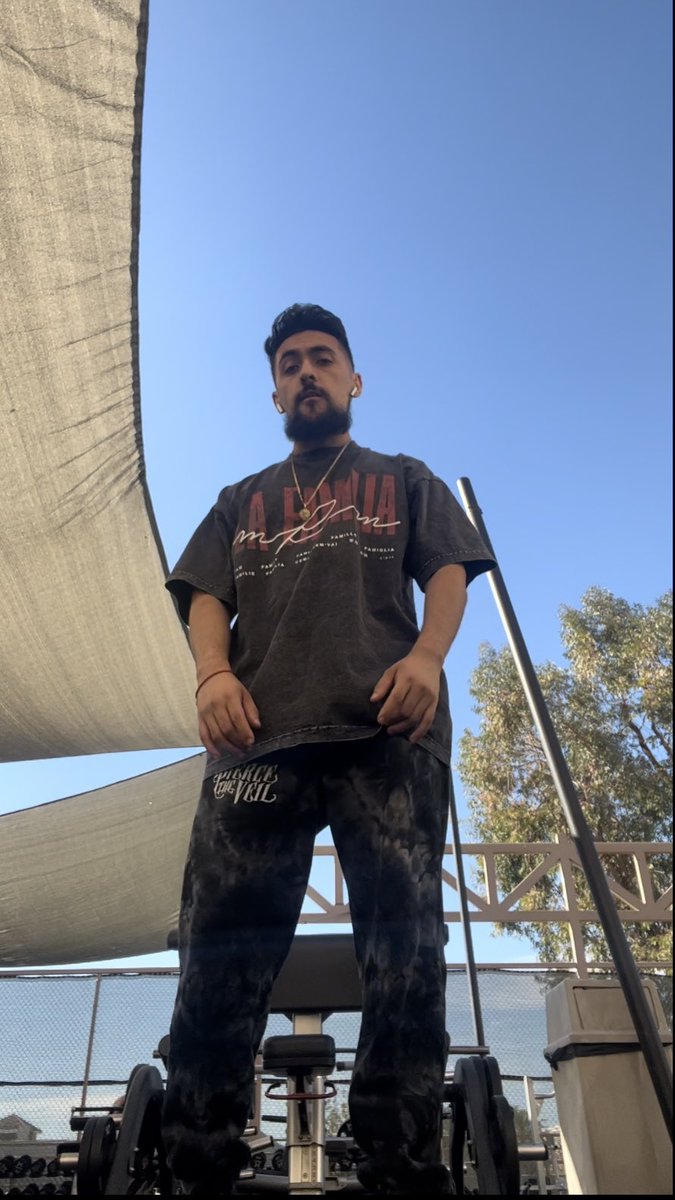 _jandro805's tweet image. Perfect gym shirt! Really happy I ended up with one after they sold out in Vegas! #mfam @MFAMCentral