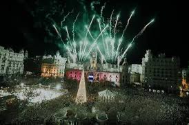 Al 2015 el PP criticà que creàrem les #CampanadesVLC. Dien que era tirar diners i vetaren els focs artificials

Ara, amb la festa consolidada, anuncien un gran i costós espectacle pirotècnic. 

No seré jo qui critique sumar.  Lamente el cinisme d’ anys d’oposició destructiva