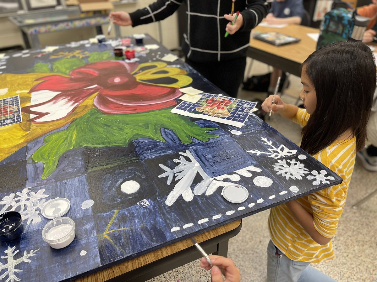 Nalty_Art_Class's tweet photo. 6th Grade Art Club is doing a fabulous job on the postcard lane project for down town Madison for the holidays!! @DMSPanthers1 https://t.co/1wBznEV3VK