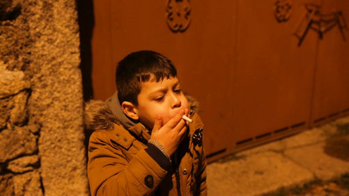 PlanetaTamara's tweet photo. Pensando en el pueblo portugués en el que era tradicional dar cigarrillos a los niños la noche de reyes https://t.co/ERPEvs1Fdc