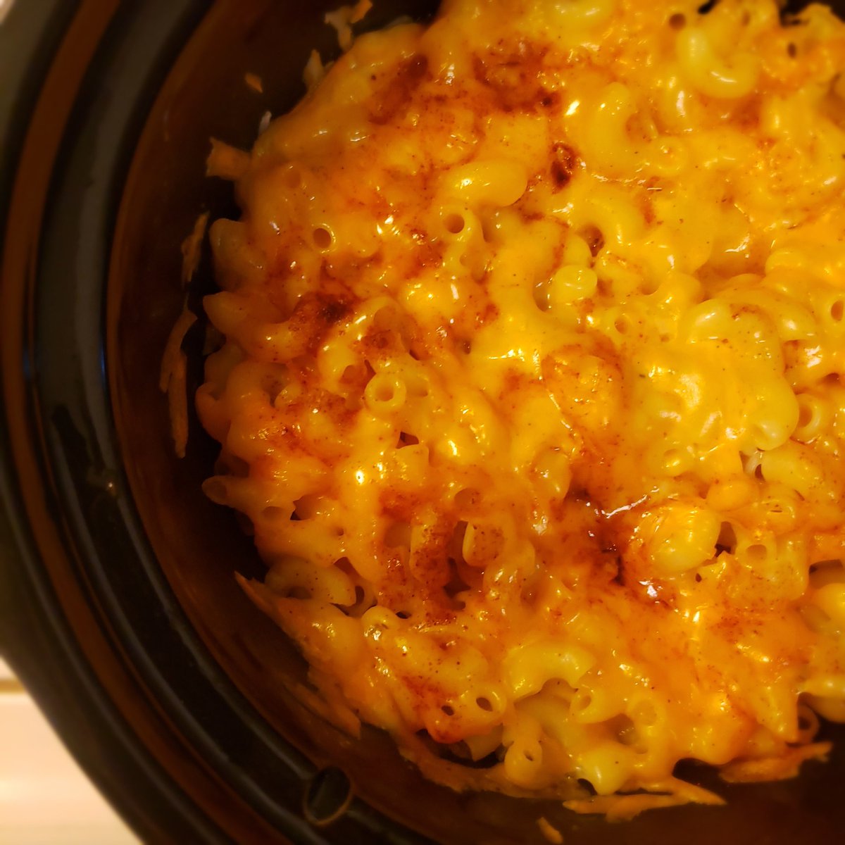 Now who doesn't love some slow-cooked mac & cheese? The only way to go if you ask me. 😋

#homecooking #homechef #macaroniandcheese #itsthecheesiest #yumyumcomegetsome 
#guyswhocook