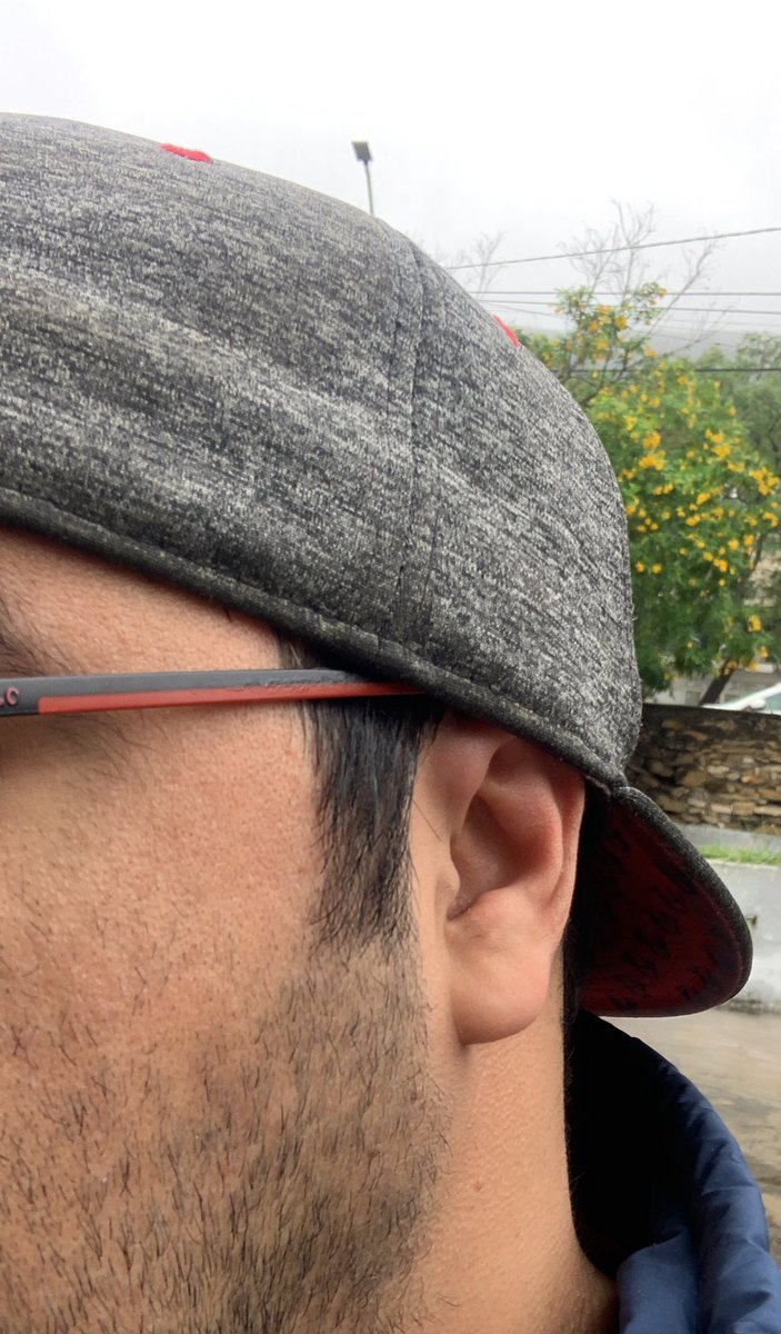 Un master se me acercó en el parque usando la gorra así, claro que pensé que me iba a asaltar.