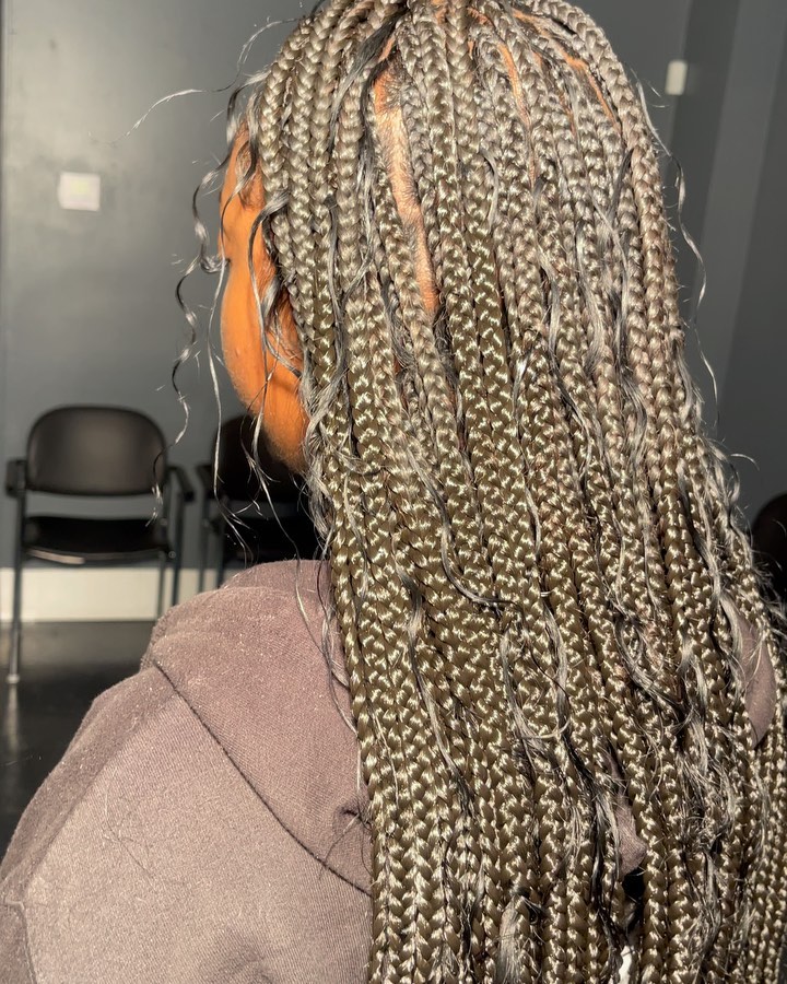 Gm from the boho braids 💓
Ima tell y'all what l learned... You gotta add a lot of pieces if you want them full. So now when I see the girlie with the braids that's so Full it looks like bundle y'all built different

🧡 Style: medium small knotless
🧡add ons: boho with human Hair