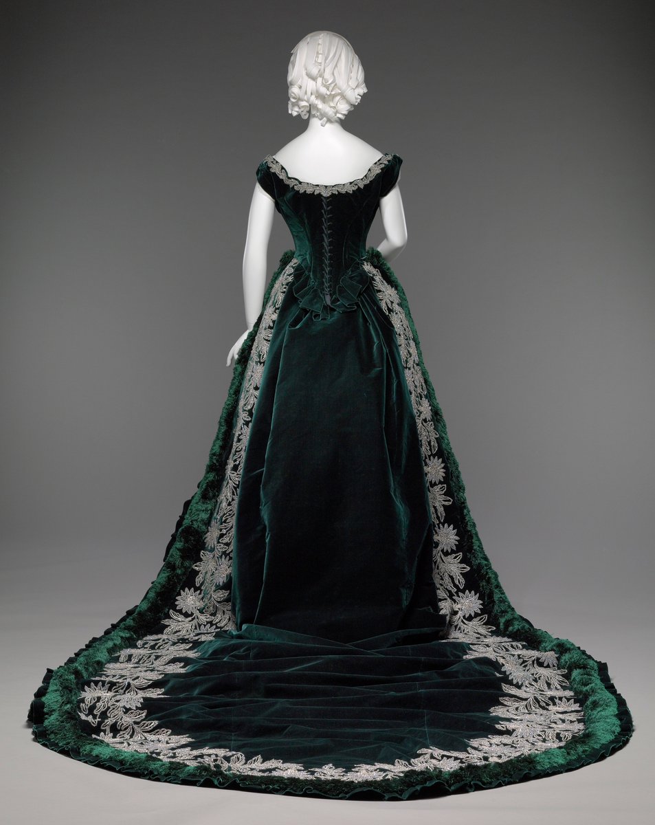 wikivictorian's tweet photo. Court dress by House of Worth, 1888. Indianapolis Museum of Art. https://t.co/MpJg6R47rW