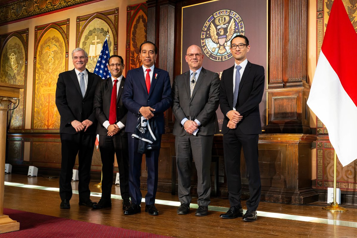 Georgetown's tweet image. Today, Georgetown University and @GeorgetownSFS welcomed Joko Widodo, the president of Indonesia (@IndonesiainDC), to Gaston Hall.

President Widodo spoke on a comprehensive strategic partnership with Indonesia and the United States.
