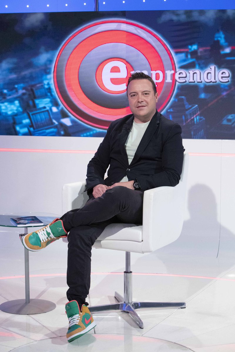 Ya os avisaré para que veáis la entrevista que me hizo <a href="/jromero_tv/">Juanma Romero ®</a> en @emprendeTVE ‼️🔝
Sigo con la Promo del Libro 📕
.
EL MEJOR MARKETING ES SER BUENA PERSONA👍🏻
.
#libro #biografia #rtve #emprende #marketing #elmejormarketingesserbuenapersona #motor #rrpp #television #vuelabajo