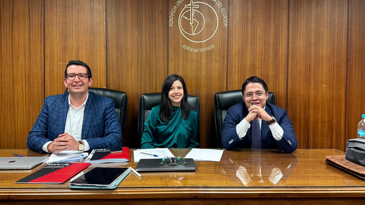 AEDPUCE's tweet photo. IV Concurso Nacional de Derecho Penal

Hemos finalizado las audiencias de Cuartos de Final

🔸Ana Paula Pazmiño y Alexander Mena en su rol de Fiscalía General del Estado por la @uhemisferios 

🔹Emily López en su rol de Defensa por la @PUCE_Ecuador 

#DerechoEnAcción #AED2023 https://t.co/3I8nWbhknT