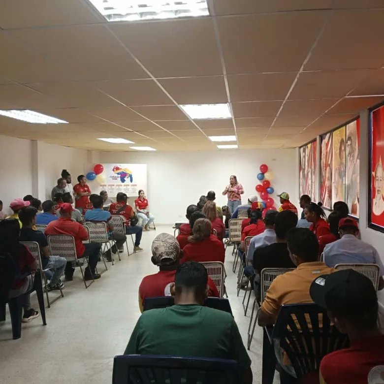 mision_bnbt23's tweet photo. #13deNov||En el Marco del Referéndum Consultivo del #03Dic se realizó un conversatorio con el personal de la GMBNBT, MPPOP ,MPPT, FONTUR y SITSSA sobre los 6 Momentos Históricos  de la controversia de la Guyana Esequiba 

@nicolasmaduro 
@delcyrodriguezv 
@GRaulparedes https://t.co/w9UzFSlmre