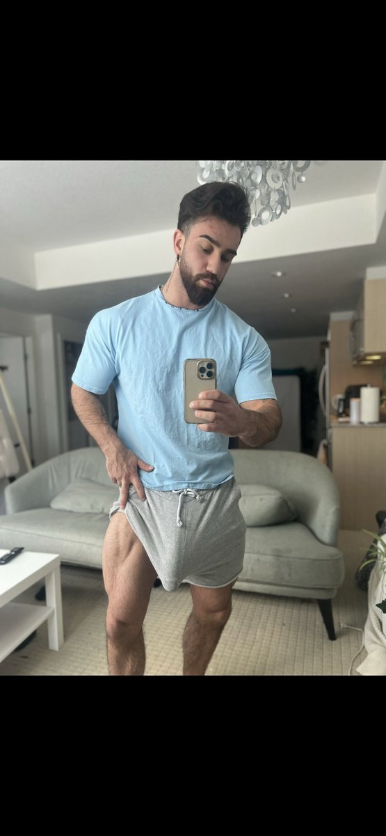 PembertonS50258's tweet photo. RT and reply if I can send you a pic of my 3RD leg after my gym workout https://t.co/GEE2bGjMTt